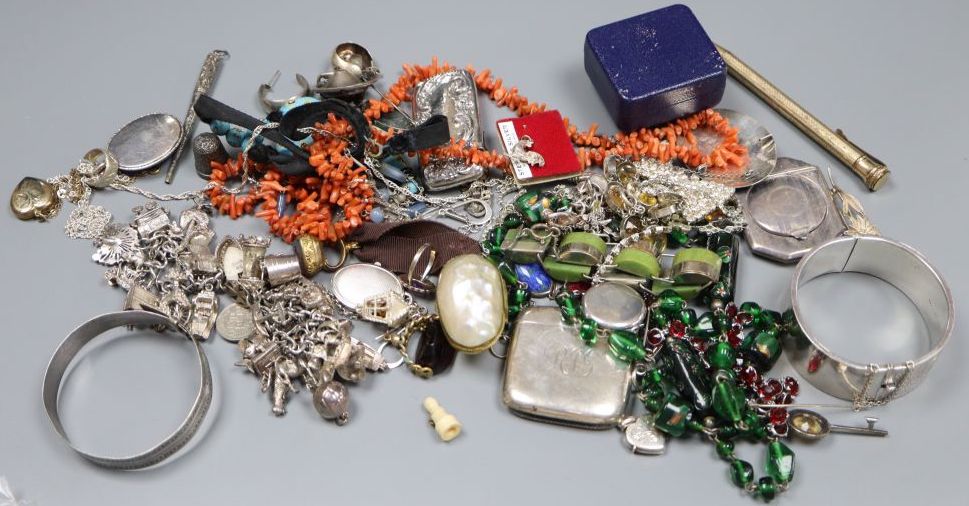 Assorted jewellery including costume and silver.